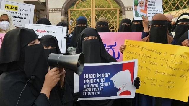 হিজাবে সমর্থনে ভারতে মুসলিম নারীদের বিক্ষোভ