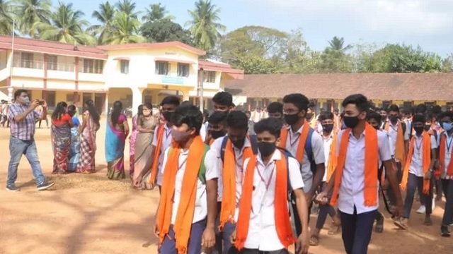 উগ্রবাদী তরুণরা হিন্দুত্বের প্রতীক গেরুয়া রঙের স্কার্ফ নিয়ে রাস্তায় নামে