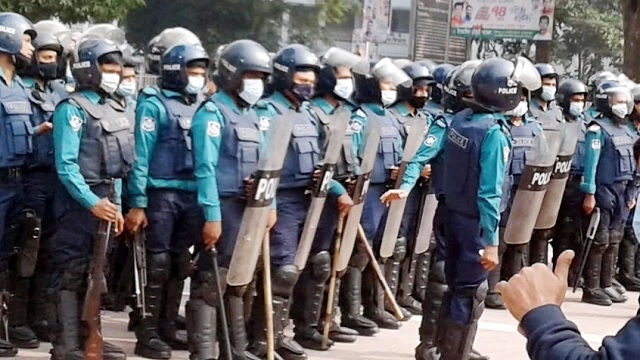 দুপুর ১২টার দিকে কেন্দ্রিয় শহীদ মিনারে বিপুল সংখ্যক পুলিশ মোতায়েন করা হয়
