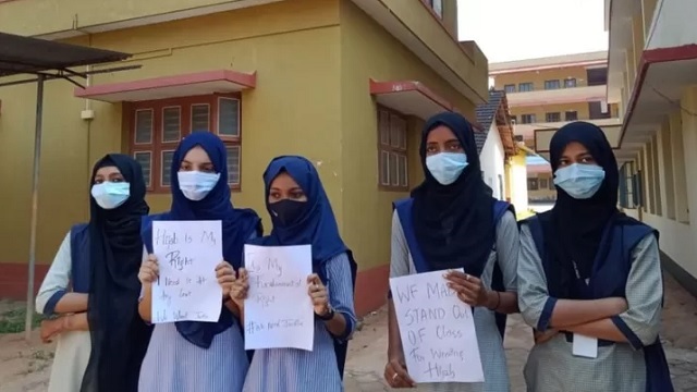 পরে কলেজের ৬ জন ছাত্রীর হিজাব পরা প্রতিবাদী ছবিও ভাইরাল হয়