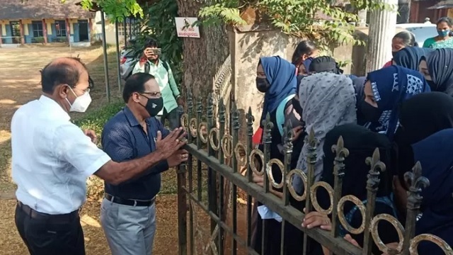 কলেজের গেটে হিজাব পরা ছাত্রীদের আটকে দেয়ার ছবি ও ভিডিও ছড়িয়ে পড়ে সারা পৃথিবীতে