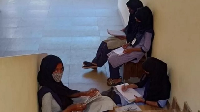 কর্নাটক রাজ্যের কুন্ডাপুর সরকারি পিইউ কলেজের ৬ ছাত্রীকে ক্লাসে ঢুকতে বাঁধা দেয়া হয়।