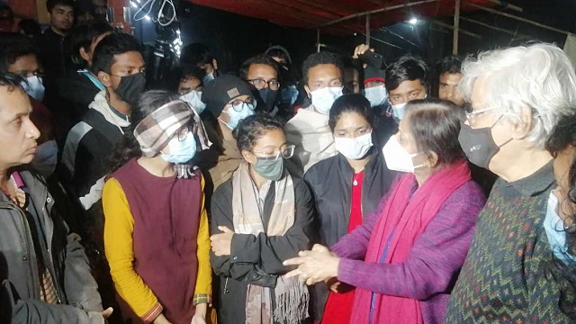 শেষ রাত চারটায় স্ত্রী ড. তাসমিন হককে সাথে অনশনস্থলে আসে অধ্যাপক ড. জাফর ইকবাল