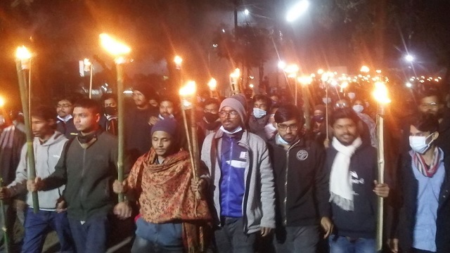ভিসি&rsquo;র পদত্যাগের দাবিতে শাবি ক্যাম্পাসে মশাল মিছিল