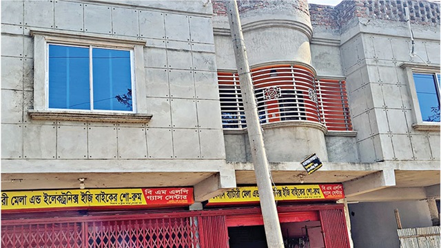 ব্রাহ্মণবাড়িয়ার আখাউড়া উপজেলার নয়াদিল গ্রামে মো. ইসমাইল হোসেন মিয়ার কোটি টাকার বাড়ি। ছবি-সময়নিউজ